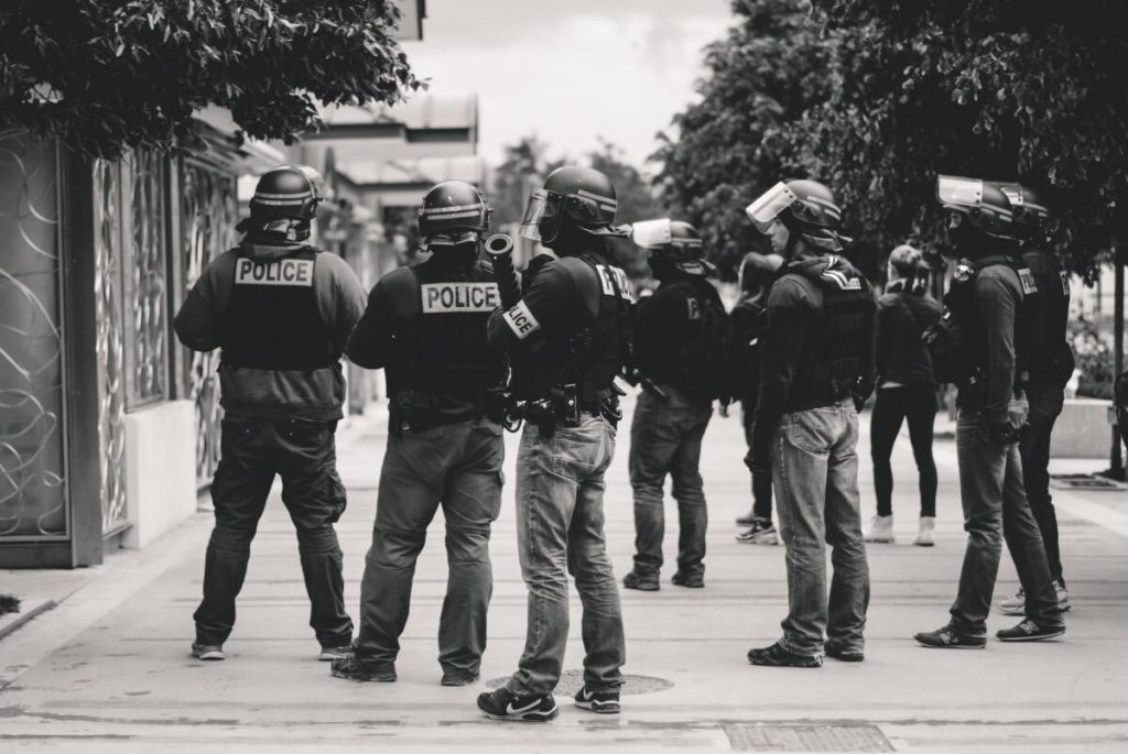 Polițistul care a fost găsit pe site-urile pentru adulți este investigat. Oferea servicii de gigolo