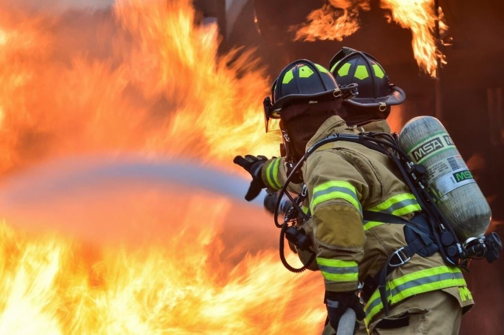Tragedie în Rusia: 15 morți după un incendiu la o cafenea. Totul ar fi pornit de la folosirea unui lansator de rachete de semnalizare într-un conflict între clienți
