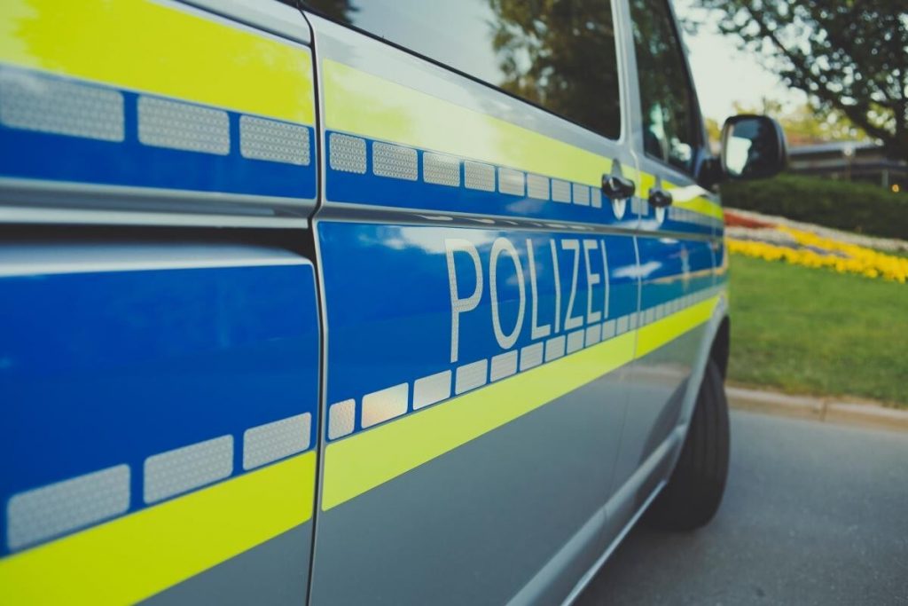 Un bărbat a intrat cu maşina într-un grup de oameni care s-au luat la bătaie, rănind 5 persoane