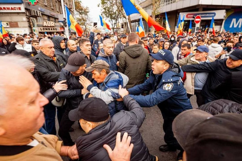 VIDEO Protest uriaș la Chișinău: Ciocniri între protestatari și polițişti – 60m.ro