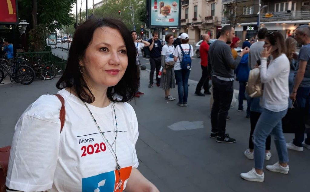 Claudia Postelnicescu: copiii adaptabili ar trebui listați pe nivel internațional. Cuculis o contrazice – 4media.info