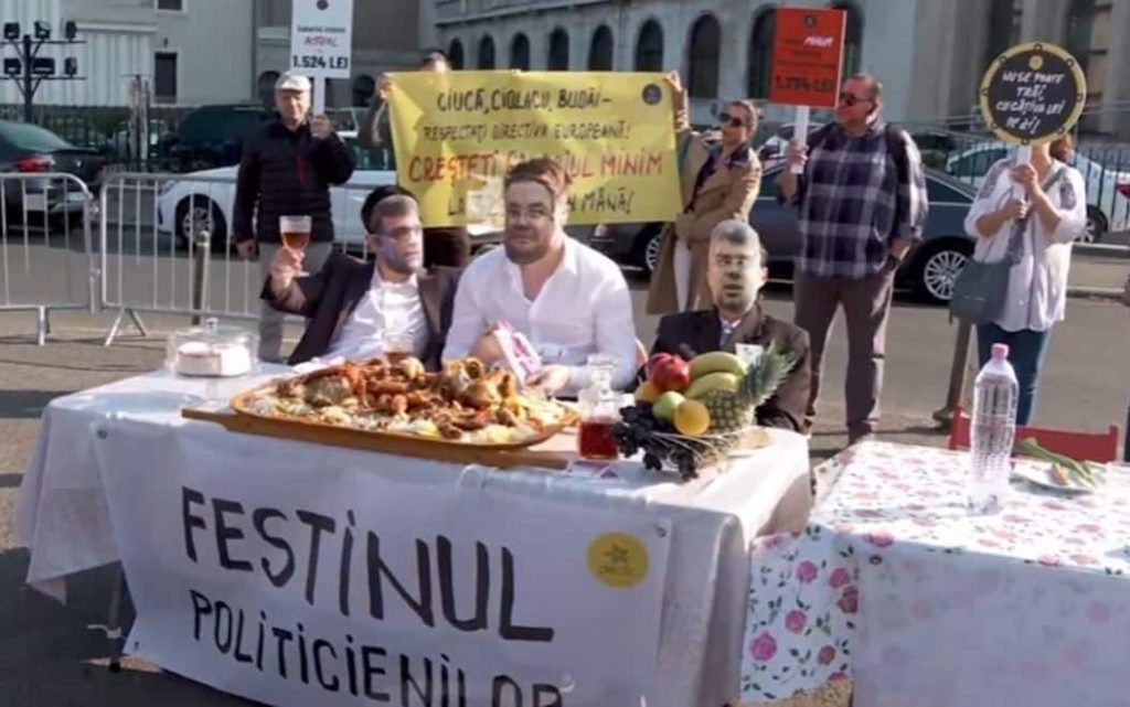 Protest în fața Guvernului pentru majorarea salariului minim. „Festinul politicienilor, firimiturile poporului” – 60m.ro
