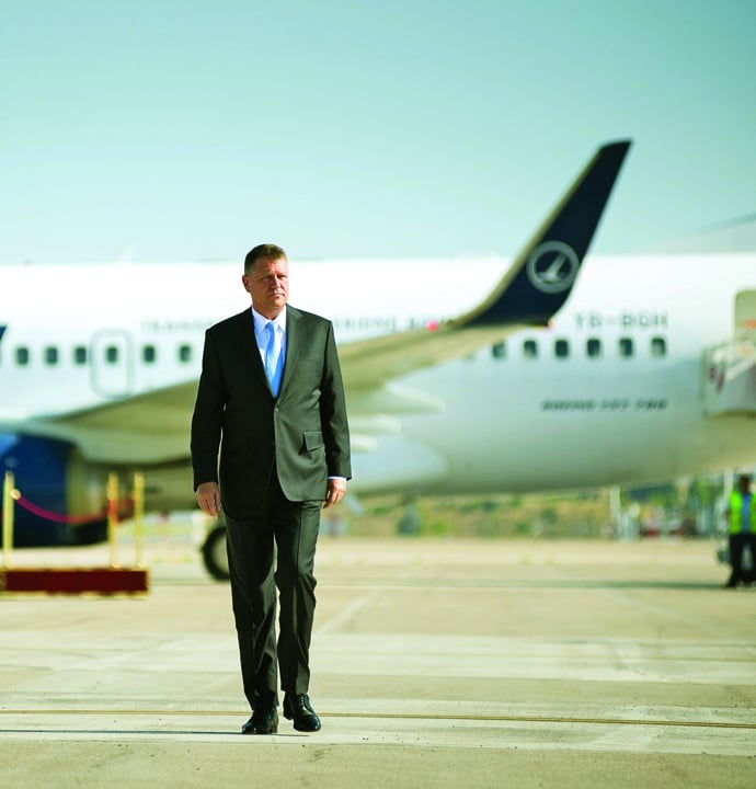 Dintr-un zbor în altul – Din Egipt, Klaus Iohannis ajunge la Paris la Forumul pentru Pace – 4media.info