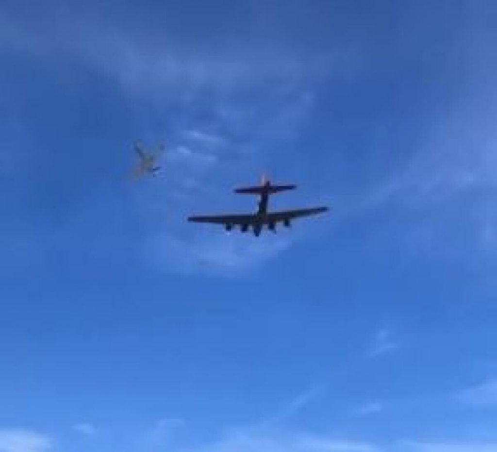 Două avioane istorice s-au ciocnit pe cer (VIDEO). Făceau parte dintr-un spectacol aviatic