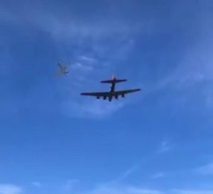 Două avioane istorice s-au ciocnit pe cer (VIDEO). Făceau parte dintr-un spectacol aviatic