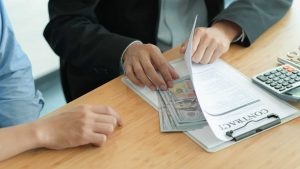 Mită la primăria Reghin: a dat bani ca să nu muncească în folosul comunității. – 4media.info