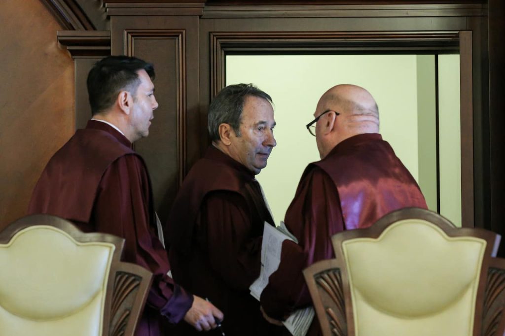 Guvernul mimează grija față de eliminarea pensiilor speciale dar CCR va devine complice – 4media.info