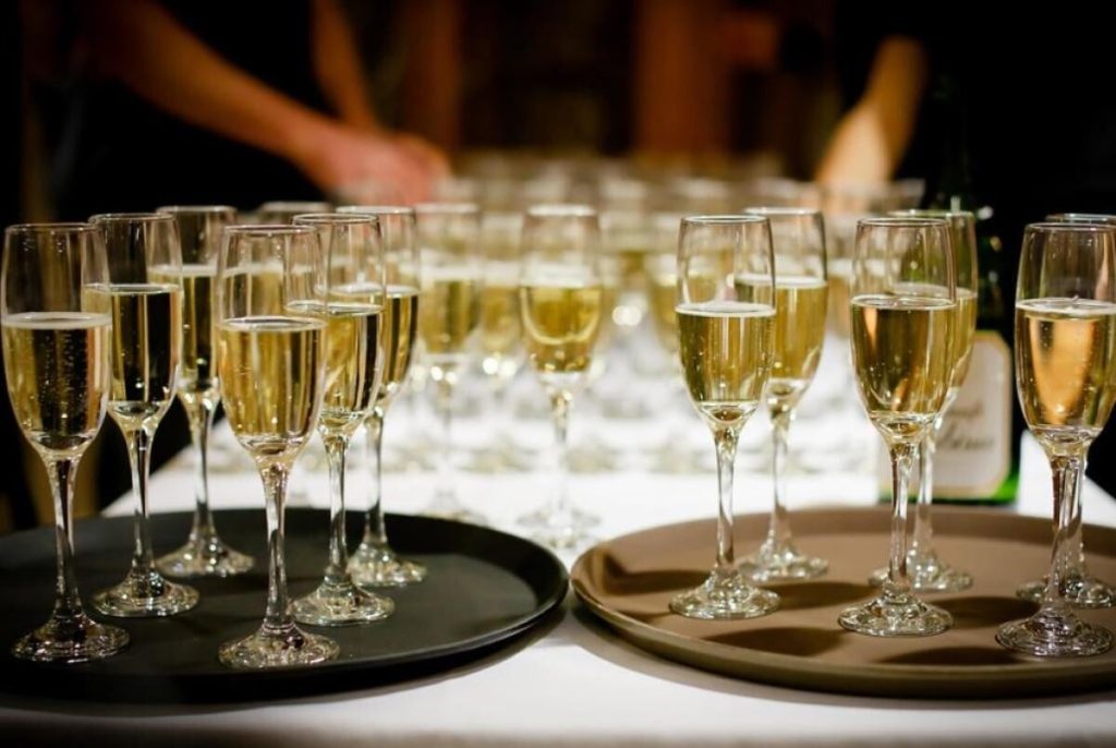 Fără alcool în noaptea de Anul Nou. Ce le-a cerut reţeaua americană de televiziune CNN prezentatorilor săi