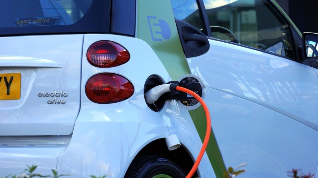 Marea Britanie elimină scutirile de taxe pentru mașinile electrice