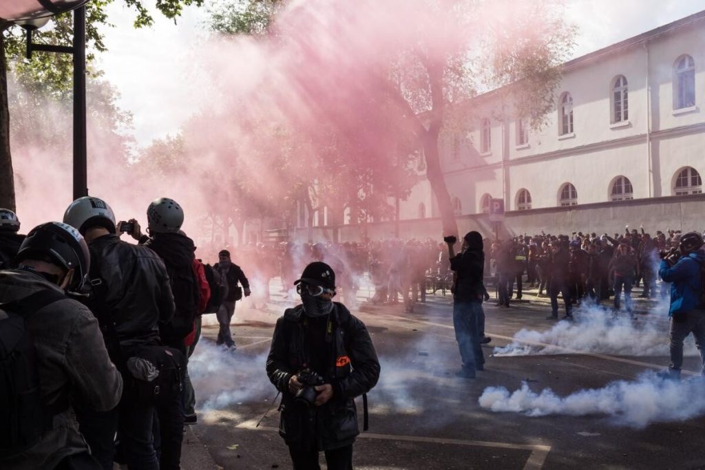 Protest la Paris. Francezii s-au săturat de prețurile mari la combustibil și de costul ridicat al vieții / video
