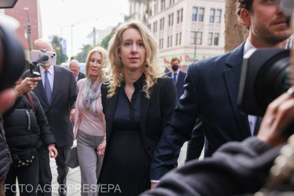 A fost cea mai tânără miliardară din lume, acum e condamnată la 11 ani pentru fraudă. Povestea lui Elizabeth Holmes
