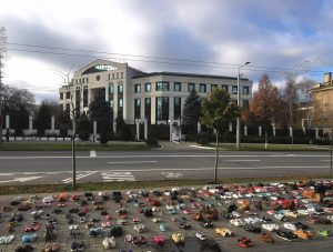 Perechi de pantofi așezate în fața ambasadei Rusiei din Republica Moldova, în memoria copiilor uciși în războiul din Ucraina – 60m.ro