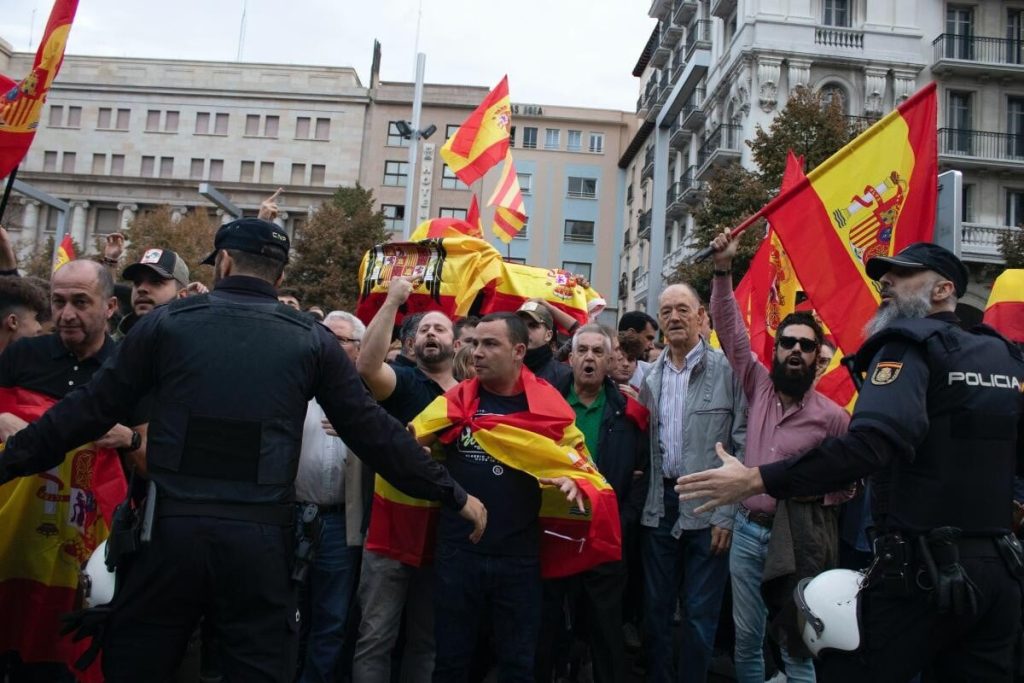 Proteste uriașe în Spania. Zeci de mii de persoane au manifestat în mai multe orașe împotriva guvernului condus de Pedro Sanchez / video