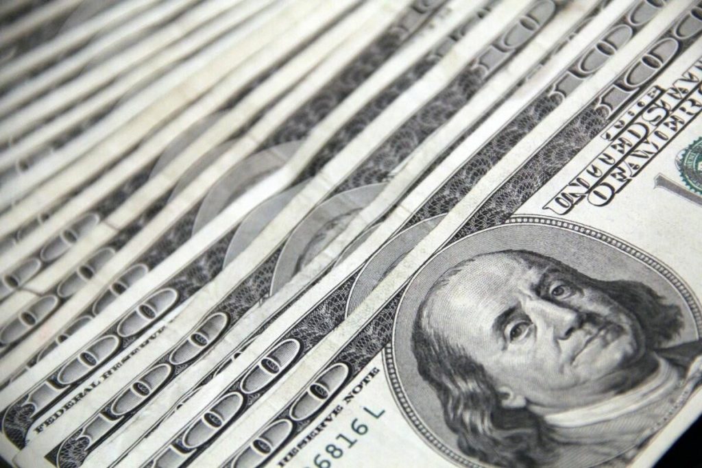 Statele membre UE, acord pe plafonarea preţului petrolului livrat de Rusia. Cât va costa barilul