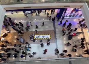 Protest în Marea Britanie. Nemulțumiți de creșterea facturilor, britanicii au ocupat instituţii, sedii de societăţi energetice şi magazine