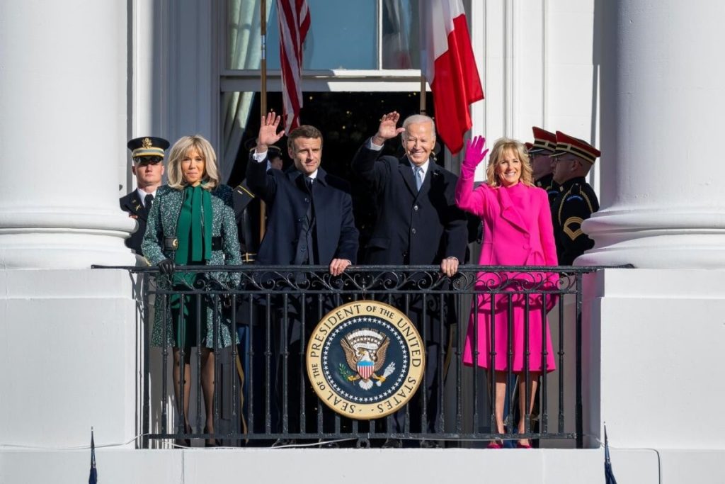 Emmanuel Macron a criticat subvențiile „super-agresive” acordate de Joe Biden: „E de datoria mea să țin acest discurs”