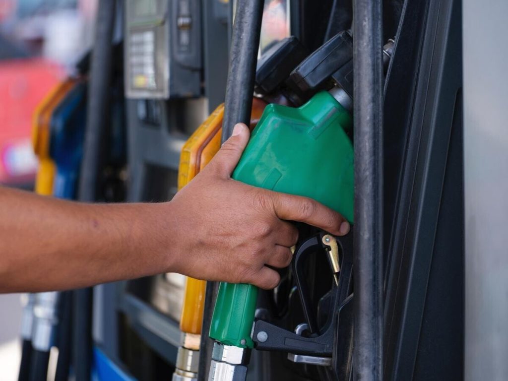 Ungurii fac cozi la benzinării din cauza penuriei de carburant