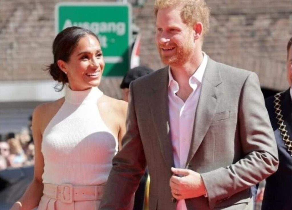 Şeful diplomaţiei britanice ia apărarea Familiei Regale, după documentarul cu Harry şi Meghan Markle