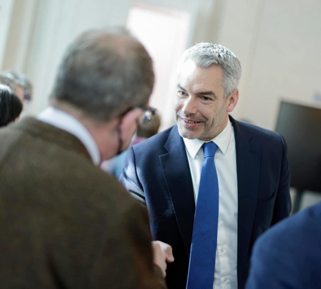 Partidul cancelarului austriac Nehammer, probleme cu legea. Ar fi ascuns cheltuieli din campania electorală. Opoziţia cere măsuri: Un partid care încalcă legea constant nu poate conduce o ţară