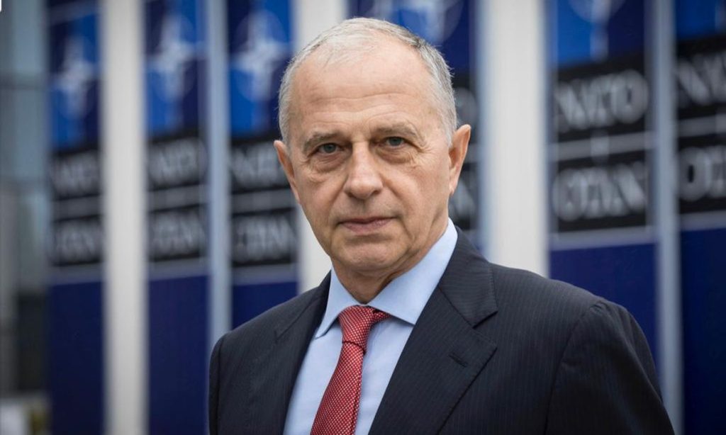 L-am auzit pe Mircea Geoană cum cerea voie „stăpânilor”. Poziția de slugă a politicienilor români nu este cerută ci oferită – 4media.info