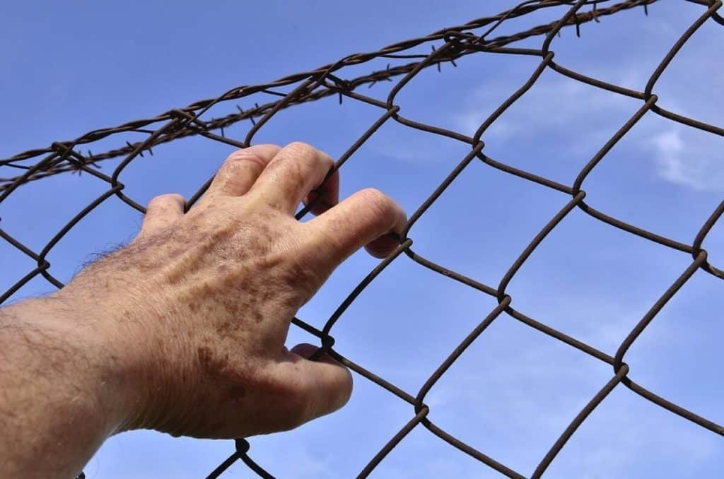 Un bărbat trimis la închisoare în 2002, eliberat după reanalizarea probelor ADN. „Am suferit timp de 21 de ani, în fiecare secundă”