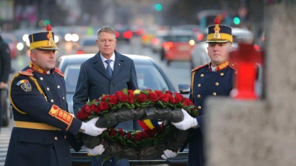 Tupeu – Cu Dosarul Revoluției încă nerezolvat – Iohannis a depus o coroană de flori în memoria victimelor Revoluției din Decembrie 1989 – 4media.info