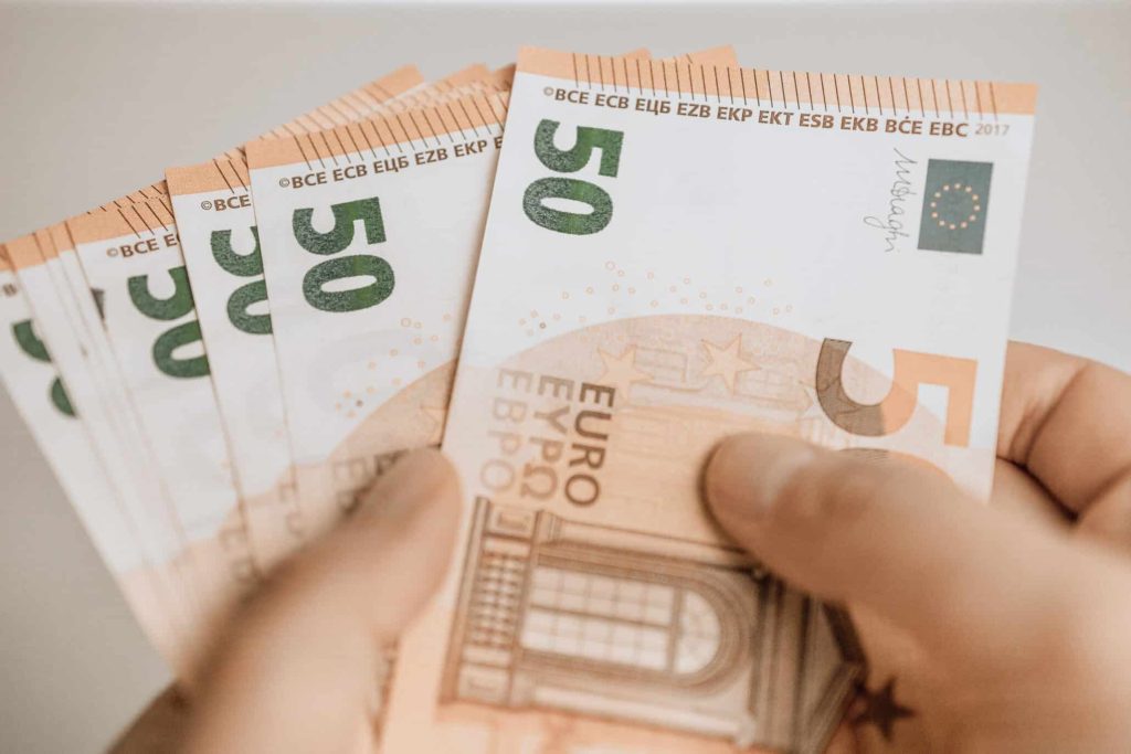 Pentru că banii nu le ajung, românii au început să falsifice euro: percheziții – 4media.info