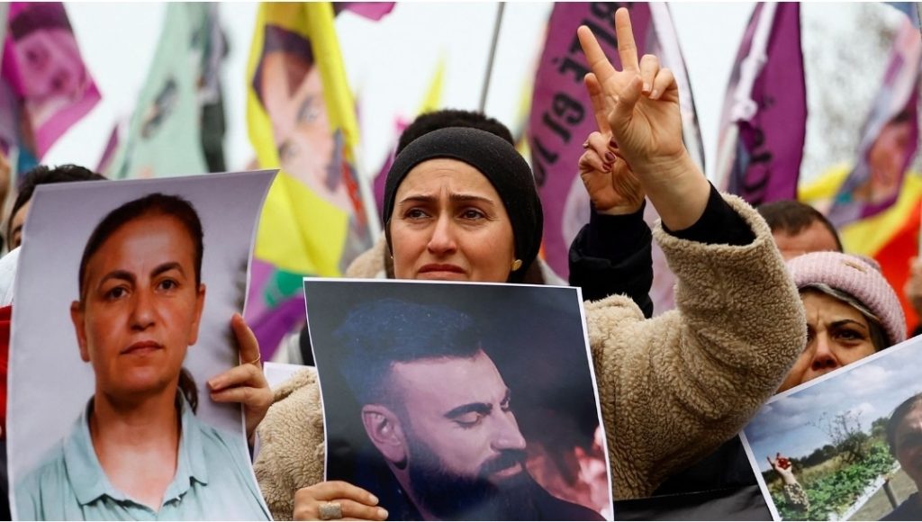 Trei Kurzi împușcați mortal la Paris. Poliția s-a confruntat cu furia comunității – 4media.info