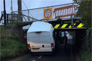 Se întâmplă și la case mai mari: în Anglia mașinile se lovesc de un pod în mod constant – 4media.info