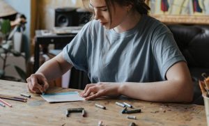 Un liceu de arte permite elevelor să-și ia două zile libere dacă suferă de dureri menstruale. Premieră în această țară