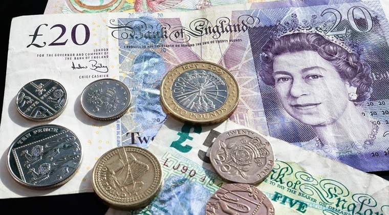 Salariile din Marea Britanie vor fi anul viitor la cel mai scăzut nivel din 2006. Speranța britanicilor rămâne ca imigranții să le crească PIB-ul în 2023