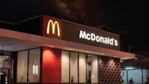 McDonald’s testează un sistem care ar putea schimba industria fast-food la nivel mondial. Cum vor fi preparați burgerii?