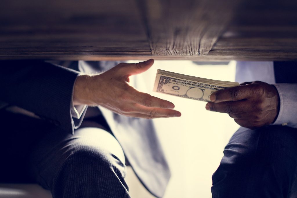 Ofițer de poliție cu avere de milioane euro – 3 mașini, 21 de ceasuri de lux, 36 de bijuterii de lux, 46 de apartamente – 4media.info