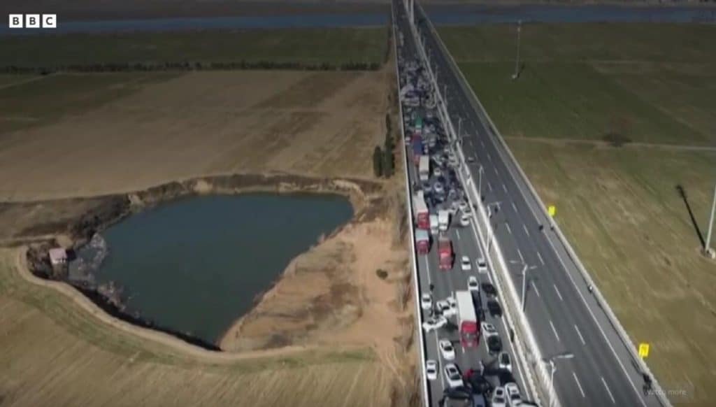 VIDEO / 200 de mașini s-au ciocnit în condiții de ceață și polei pe un pod din China. Cel puțin o persoană a murit