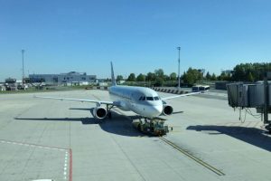 O femeie a dat naștere într-un avion care venea la București. Aeronava a aterizat de urgență la Praga