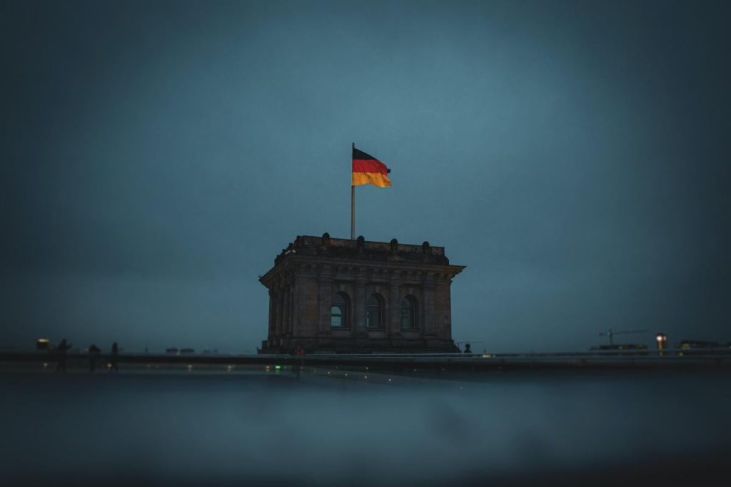 Steagurile de la Bundestag au fost coborâte în bernă, după decesul Papei Emerit Benedict al XVI-lea