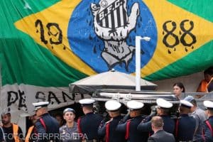 Ultimele aplauze pentru Pelé: Fanii își iau la revedere, în mulțimi impresionante. Președintele Braziliei și-a făcut apariția/ video