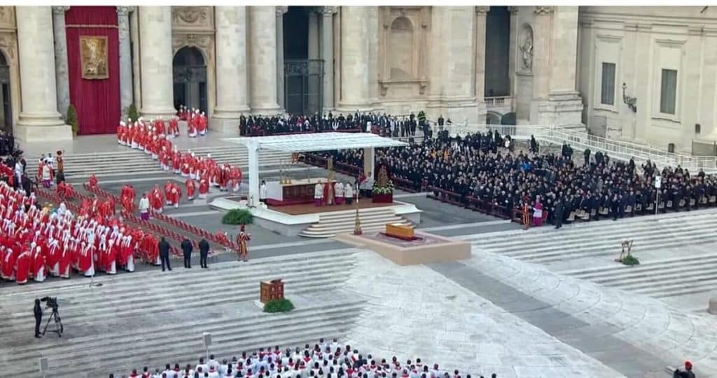 Sicriul cu trupul fostului papă Benedict al XVI-lea, în faţa miilor de credincioşi adunaţi în Piaţa Sfântul Petru