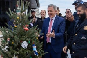 În SUA s-a decis succesorul lui Nancy Pelosi. Cine e Kevin McCarthy, cel care a dus o luptă la baionetă pentru șefia Camerei Reprezentanților