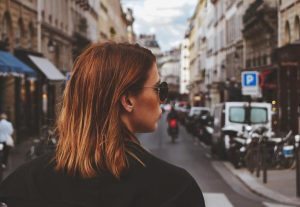 Furie în Ucraina, după ce o polițistă de frontieră a petrecut Revelionul într-o locație de lux din Paris, în timp ce ucrainenii îngheață în case / foto