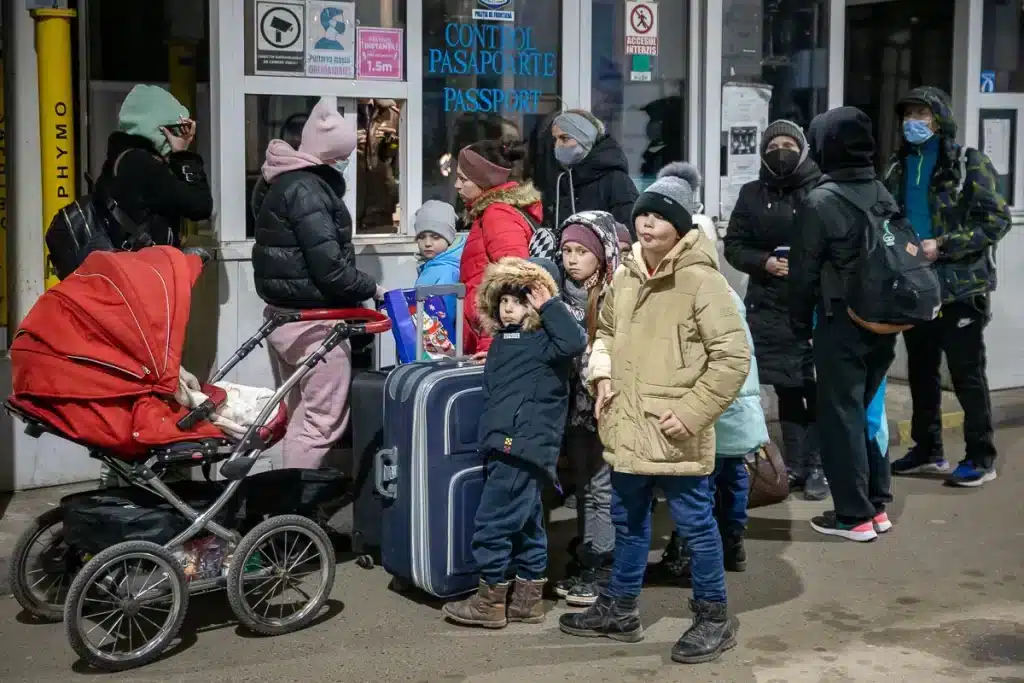 Banii dați de Guvern pentru masa și cazarea ucrainenilor ar putea fi condiționați de înscrierea copiilor într-o formă de școlarizare și de căutarea unui job de către adulți – 60m.ro