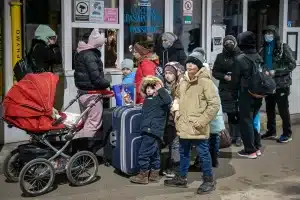 Banii dați de Guvern pentru masa și cazarea ucrainenilor ar putea fi condiționați de înscrierea copiilor într-o formă de școlarizare și de căutarea unui job de către adulți – 60m.ro