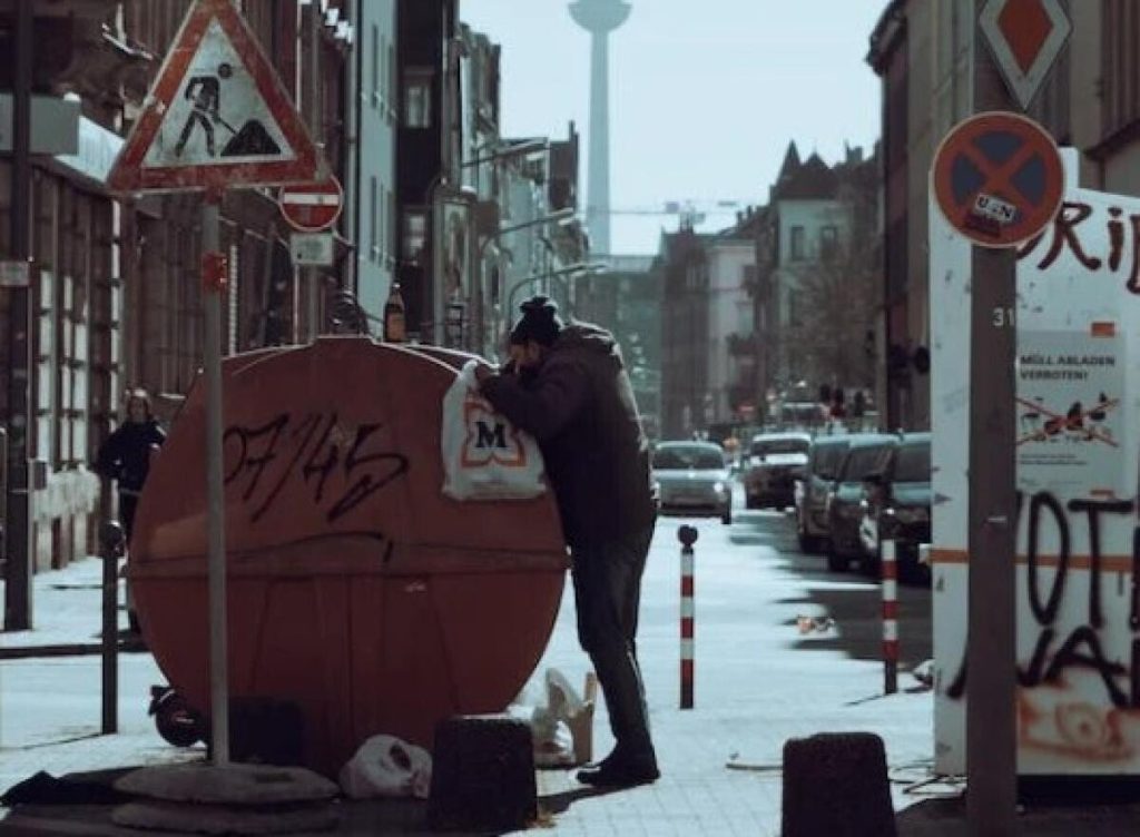 Propunere pentru eliminarea risipei alimentare: Legalizarea căutării alimentelor în tomberoane