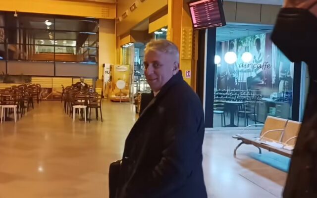 VIDEO Lucian Bode, întâmpinat pe Aeroportul Cluj cu mesajul ”Demisia! Sunteți plagiator dovedit! Rușinea Sălajului” – 60m.ro