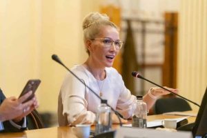 AUR denunță împrumuturile la costuri exorbitante. Ioana Ramona Bruynseels: Totul pe umerii copiilor mei și ai tăi și ai tăi – 60m.ro