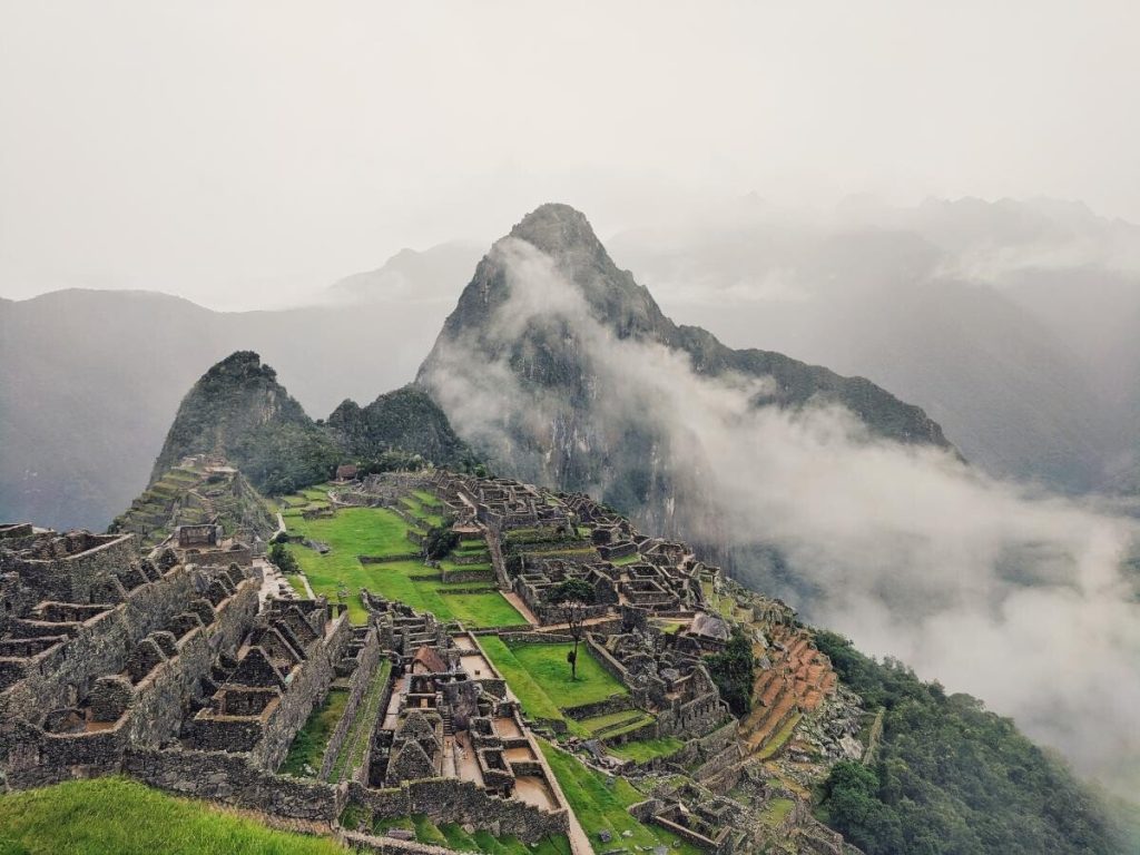 Peru a închis situl de la Machu Picchu. Sute de turiști au rămas blocați în munți
