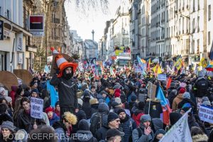 VIDEO / Un tânăr protestatar francez, mutilat pe viață după ce a fost lovit între picioare de un polițist. Imagini cu impact emoțional