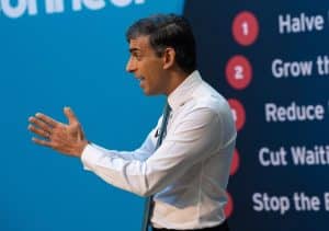 Premierul britanic a fost în final amendat pentru că n-a purtat centura de siguranță