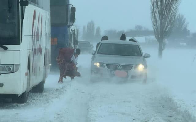 Circulaţia între Bârlad şi Podu Turcului, închisă din cauza zăpezii şi a viscolului – 60m.ro