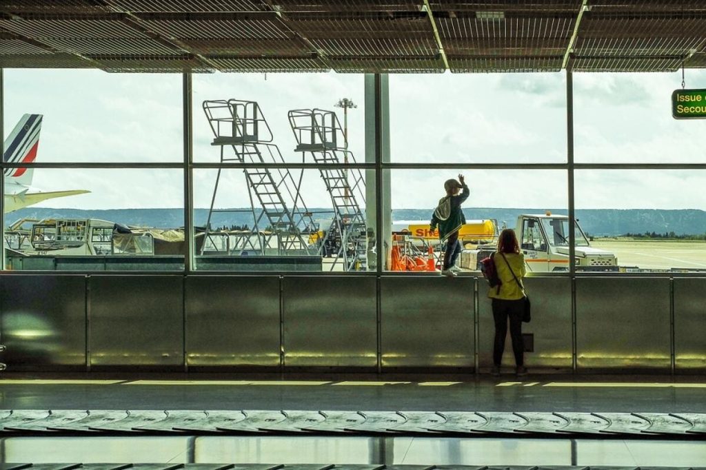 Doi părinți și-au lăsat copilul la check-in, după ce au fost puși să îi cumpere și lui bilet de avion. „Nu am văzut niciodată așa ceva”